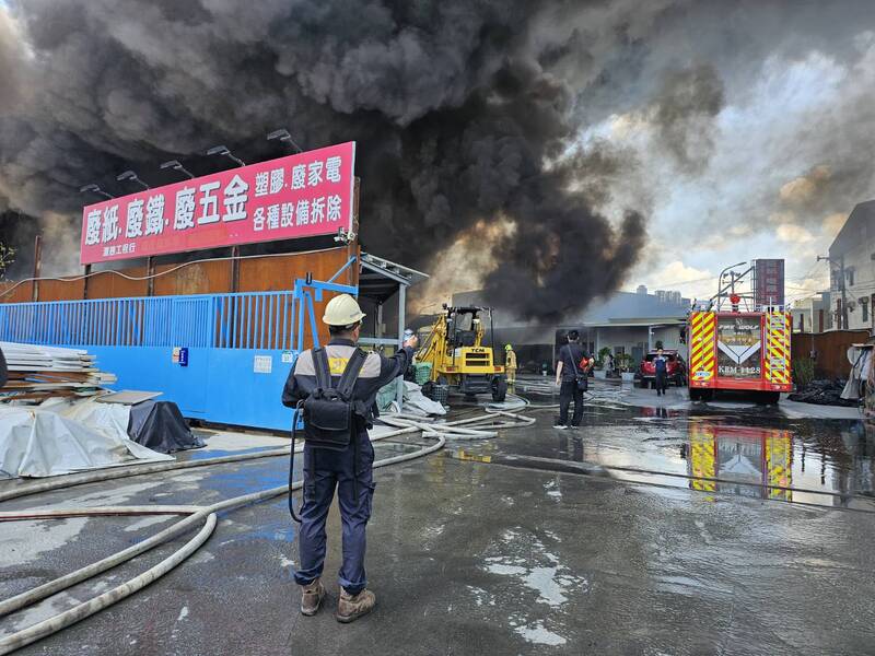 仁武區塑膠倉庫火警釀空污 環保局即時監控並提醒影響區域注意防範