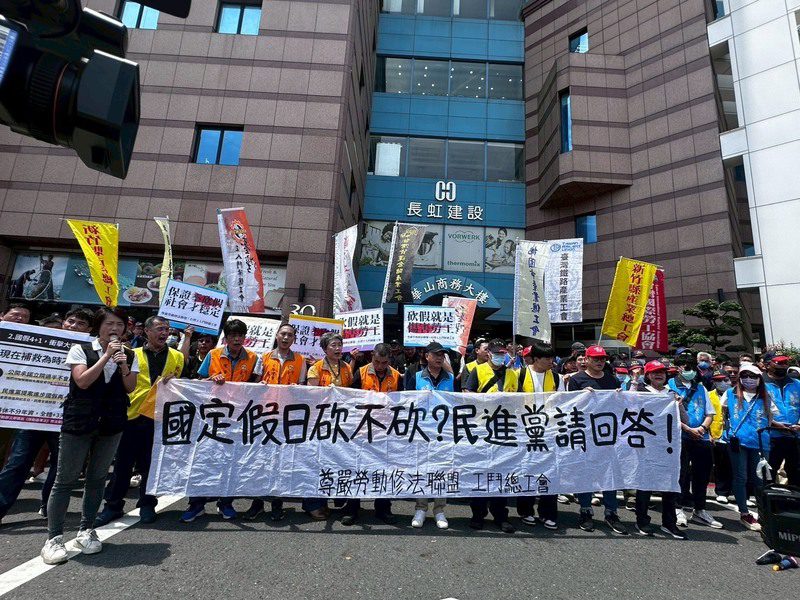 【怒火衝民進黨中央】「砍假試試看！」百工會幹部怒吼：別再讓柯建銘綁架政策！