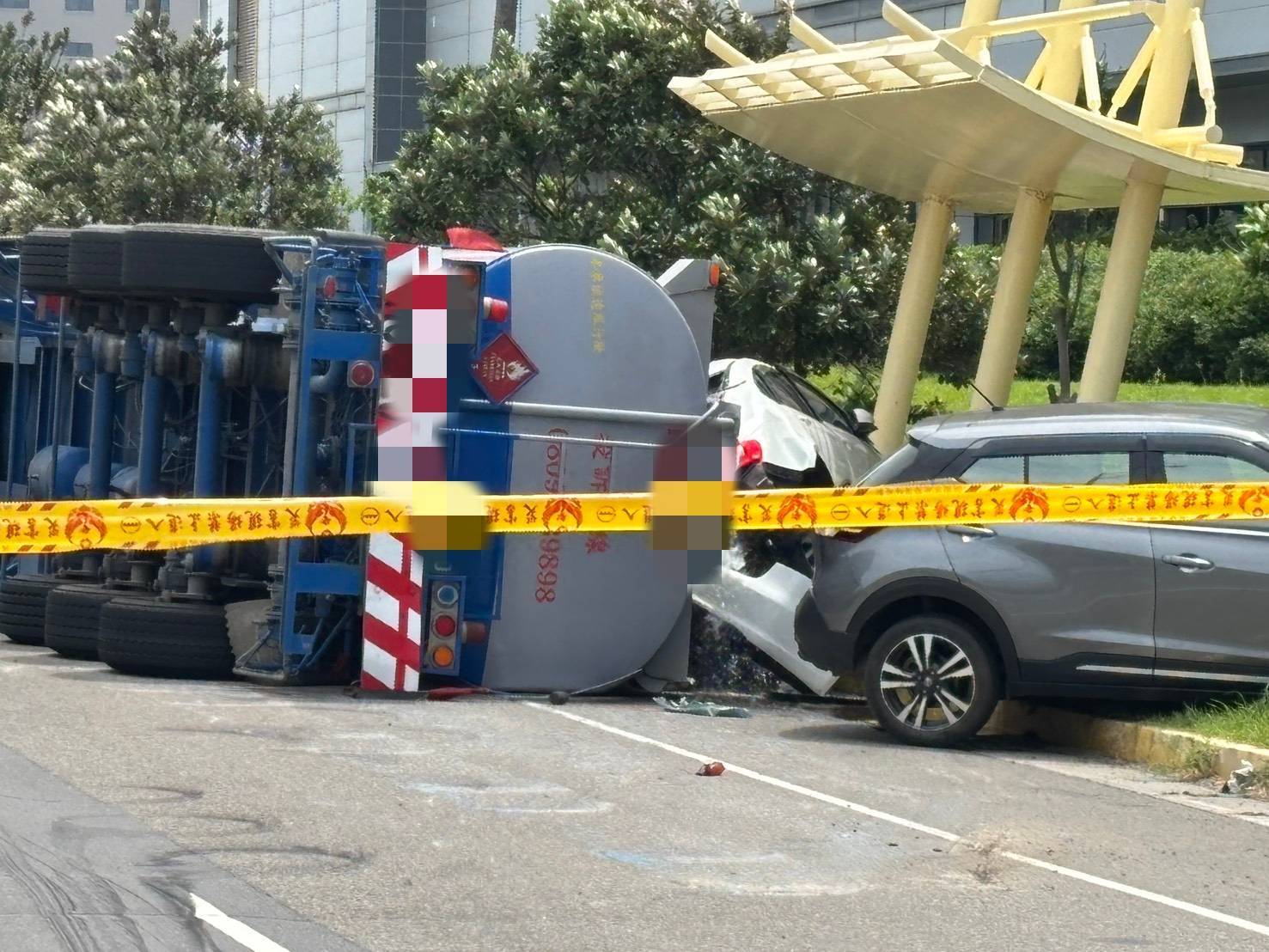 轉彎過快！槽車失控倒地「橫掃」6車 化學液體流滿地