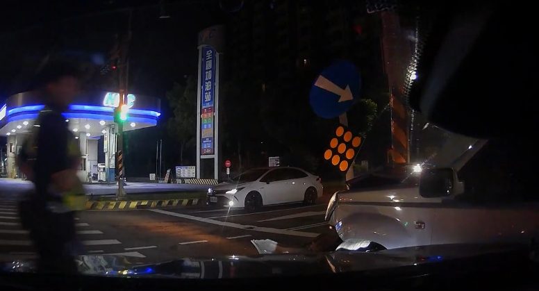 【有片】工地深夜警報引警攔查 小貨車逃逸自撞狼狽落網