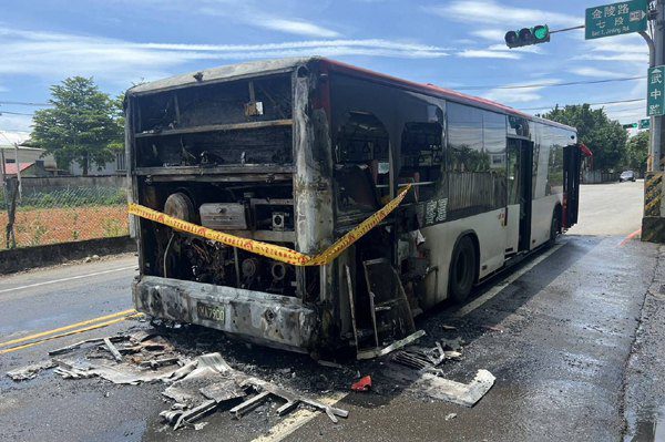 平鎮區一部行駛中公車 突起火所幸未有人受困 平鎮區一部行駛中公車 突起火所幸未有人受困