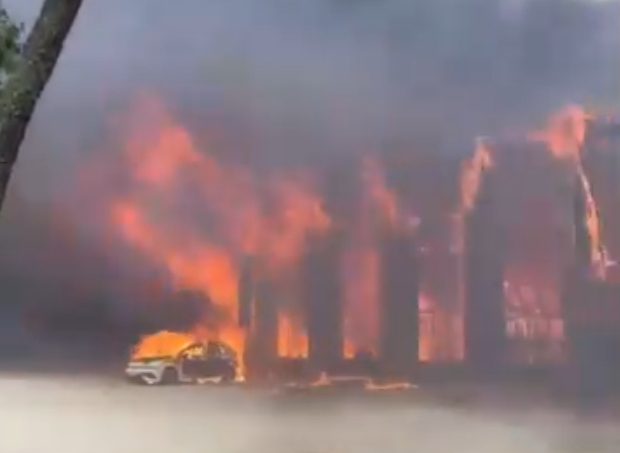 大園銷售中心遇祝融「全面燃燒」桃消出動51人緊急灌救 大園銷售中心遇祝融「全面燃燒」桃消出動51人緊急灌救