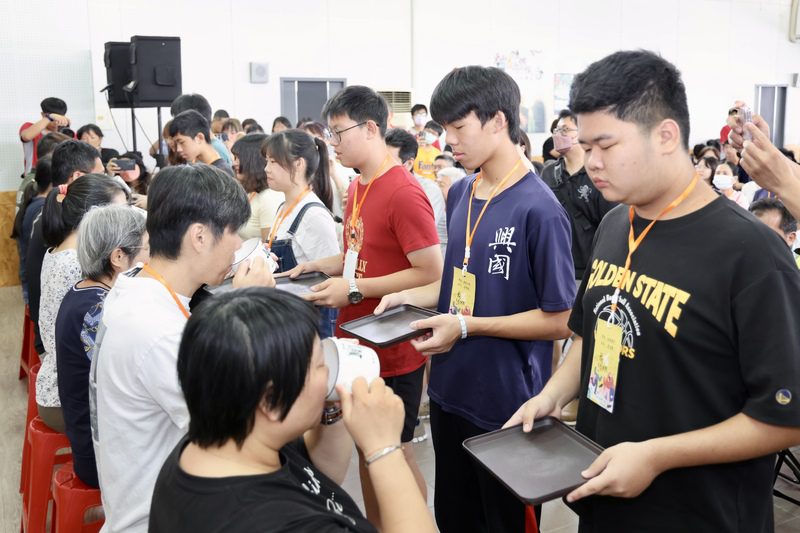 171位學生參加 台南白河火山碧雲寺做16歲成年禮