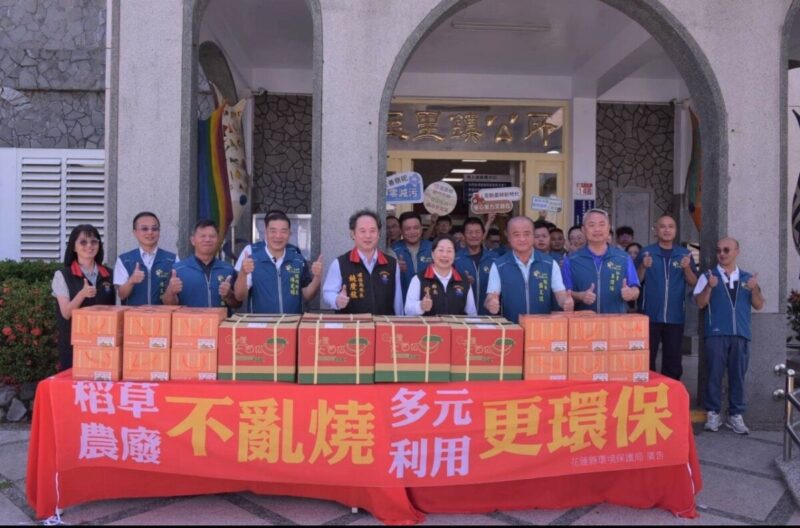 粽葉飄香述真情 絲線心意情更濃 花蓮縣政府端午節前夕慰勞清潔隊員 粽葉飄香述真情 絲線心意情更濃 花蓮縣政府端午節前夕慰勞清潔隊員