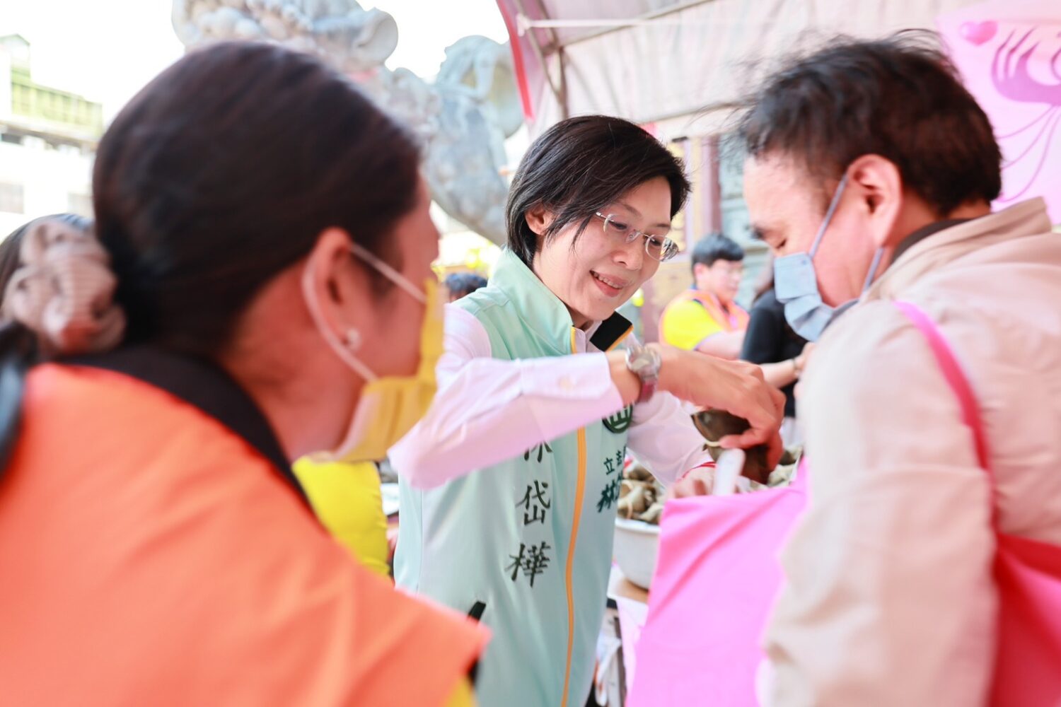 林岱樺參加鳳甲關懷協會與24個慈善團體聯合端午關懷活動 林岱樺參加鳳甲關懷協會與24個慈善團體聯合端午關懷活動