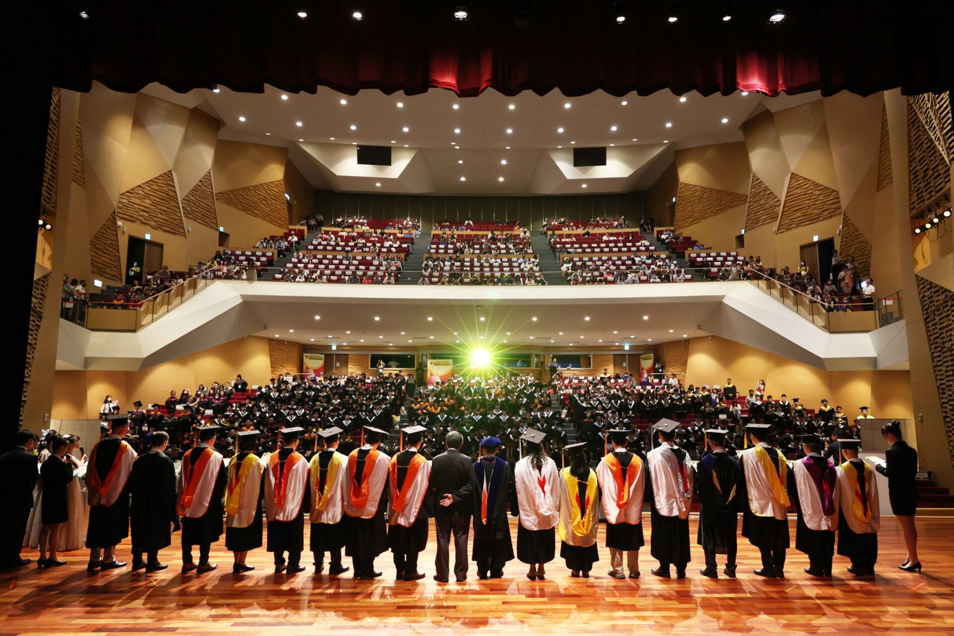 中央大學3500位畢業生啟航 張善政、彭啓明傳遞人生智慧勉勵學子 中央大學3500位畢業生啟航 張善政、彭啓明傳遞人生智慧勉勵學子