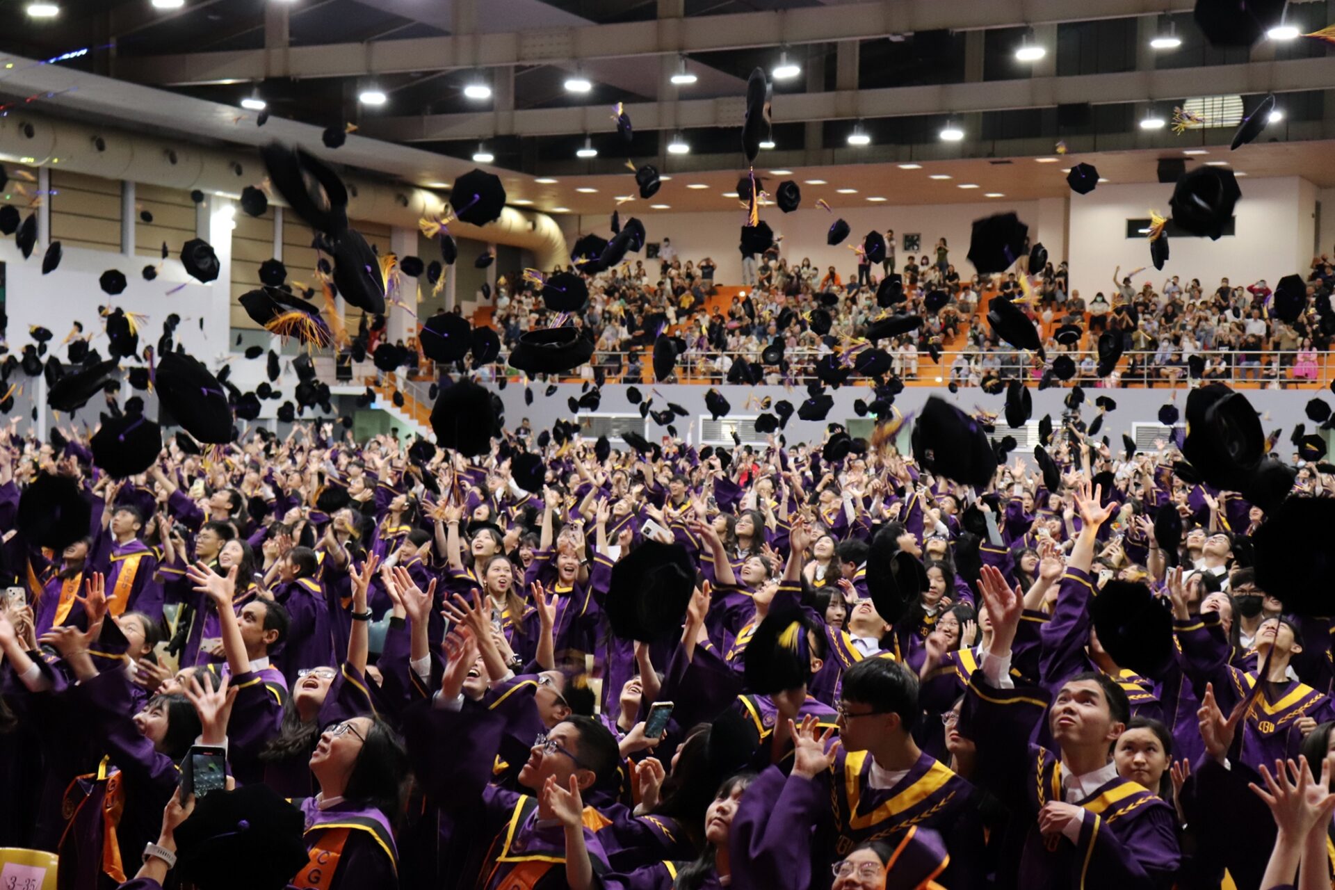 雨天不減典禮熱情 長庚大學畢業生拋帽歡慶新起點