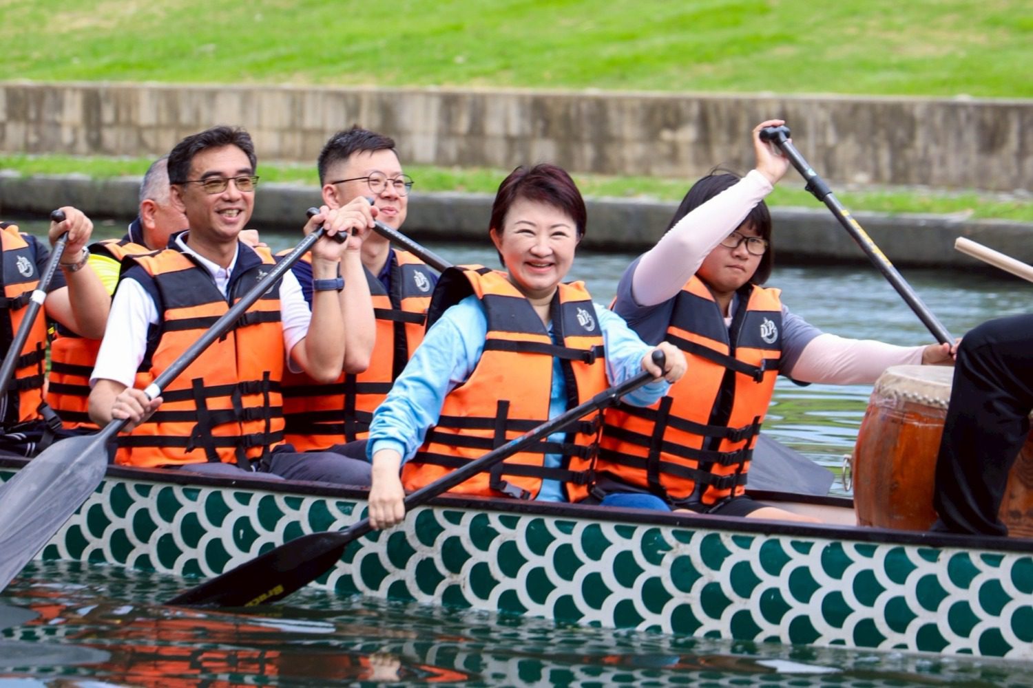 「同舟共濟」盼讓台灣更好 台灣首位女首長領軍划龍舟 「同舟共濟」盼讓台灣更好 台灣首位女首長領軍划龍舟