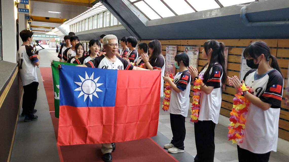 漾新聞|世界機器人大賽拿冠軍三金一銀史上最佳成績 正義中學校隊凱旋榮歸獻獎學校「台灣之光」 漾新聞|世界機器人大賽拿冠軍三金一銀史上最佳成績 正義中學校隊凱旋榮歸獻獎學校「台灣之光」