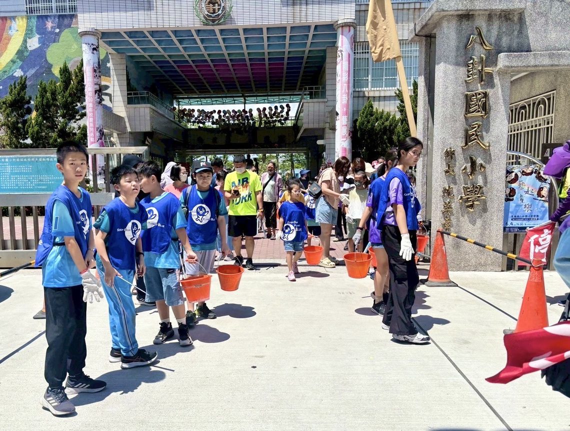漾新聞|角落怪塑出沒!八卦國小親子淨街總動員 漾新聞|角落怪塑出沒!八卦國小親子淨街總動員
