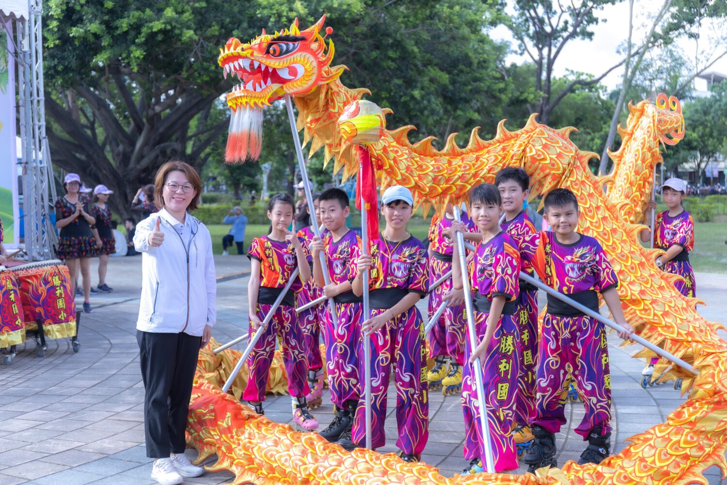 屏東市「龍舟競陸 琪開得勝」趣味競賽 周佳琪市長帶民眾重溫節慶儀式感 屏東市「龍舟競陸 琪開得勝」趣味競賽 周佳琪市長帶民眾重溫節慶儀式感