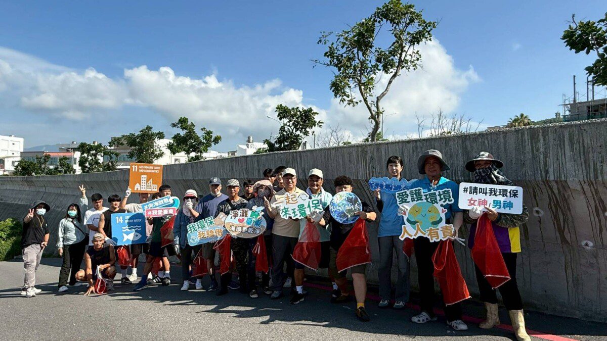 臺東環保局攜手水環境巡守隊富岡淨灘 守護蔚藍海岸