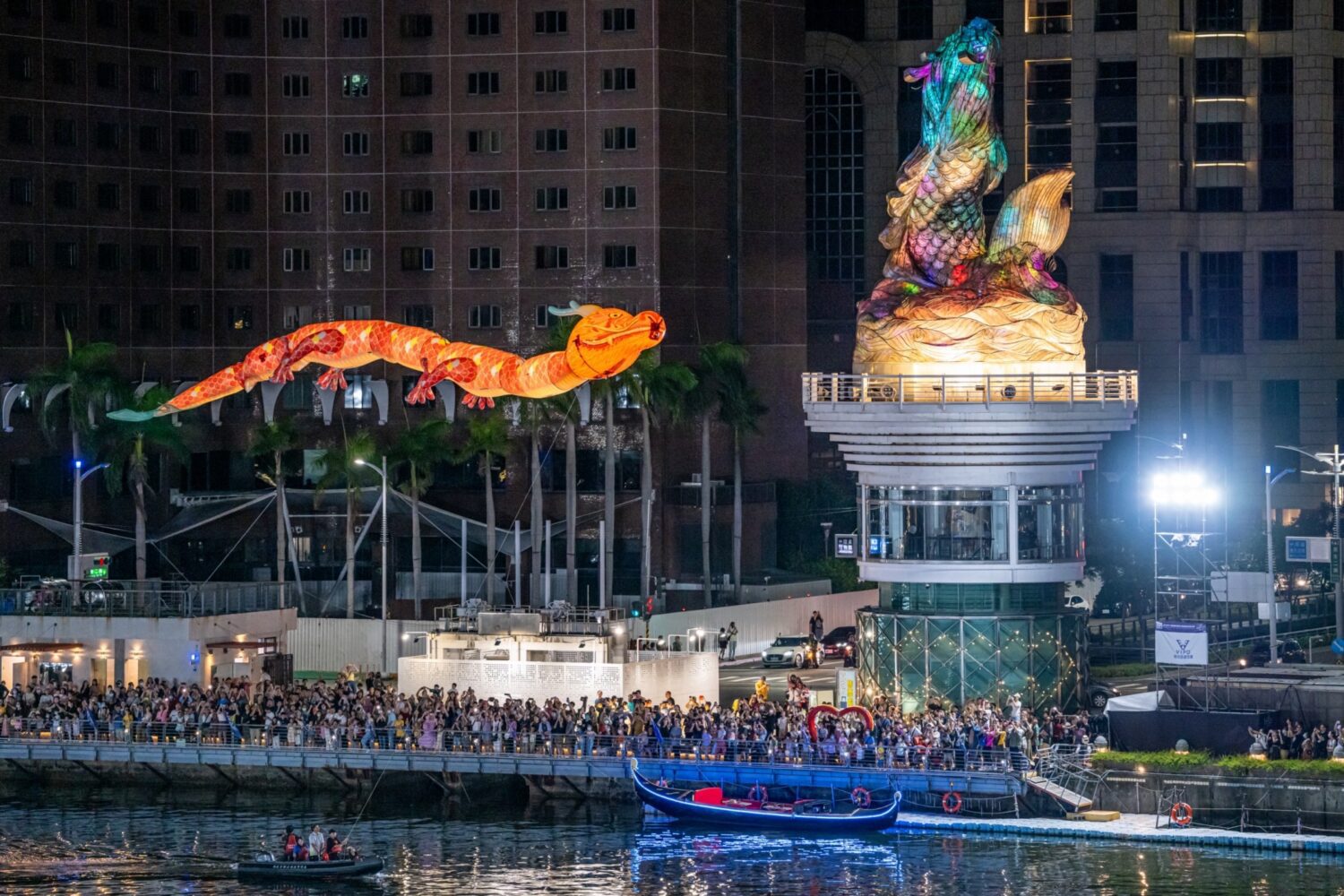 高雄愛河龍舟嘉年華陸海空三龍齊聚 端午愛河畔越夜越熱鬧