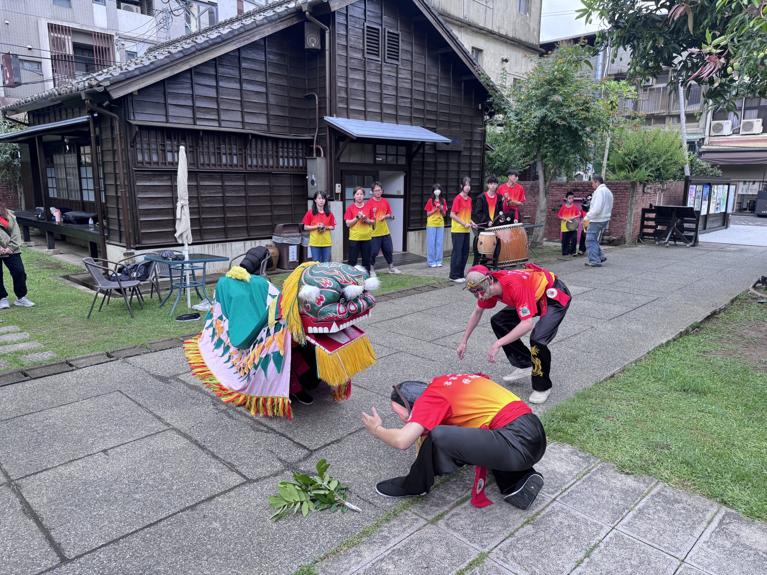 方口獅快閃　蕭如松藝術園區熱鬧舞獅吐「萬事如意」