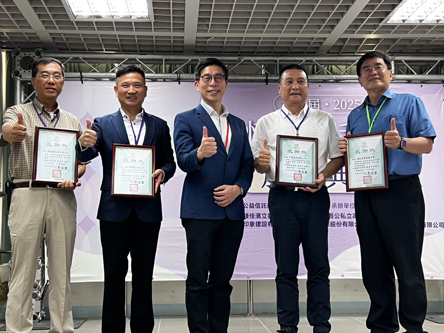 立委鍾佳濱發起第一屆教懷利他獎，推動校園利他互助精神