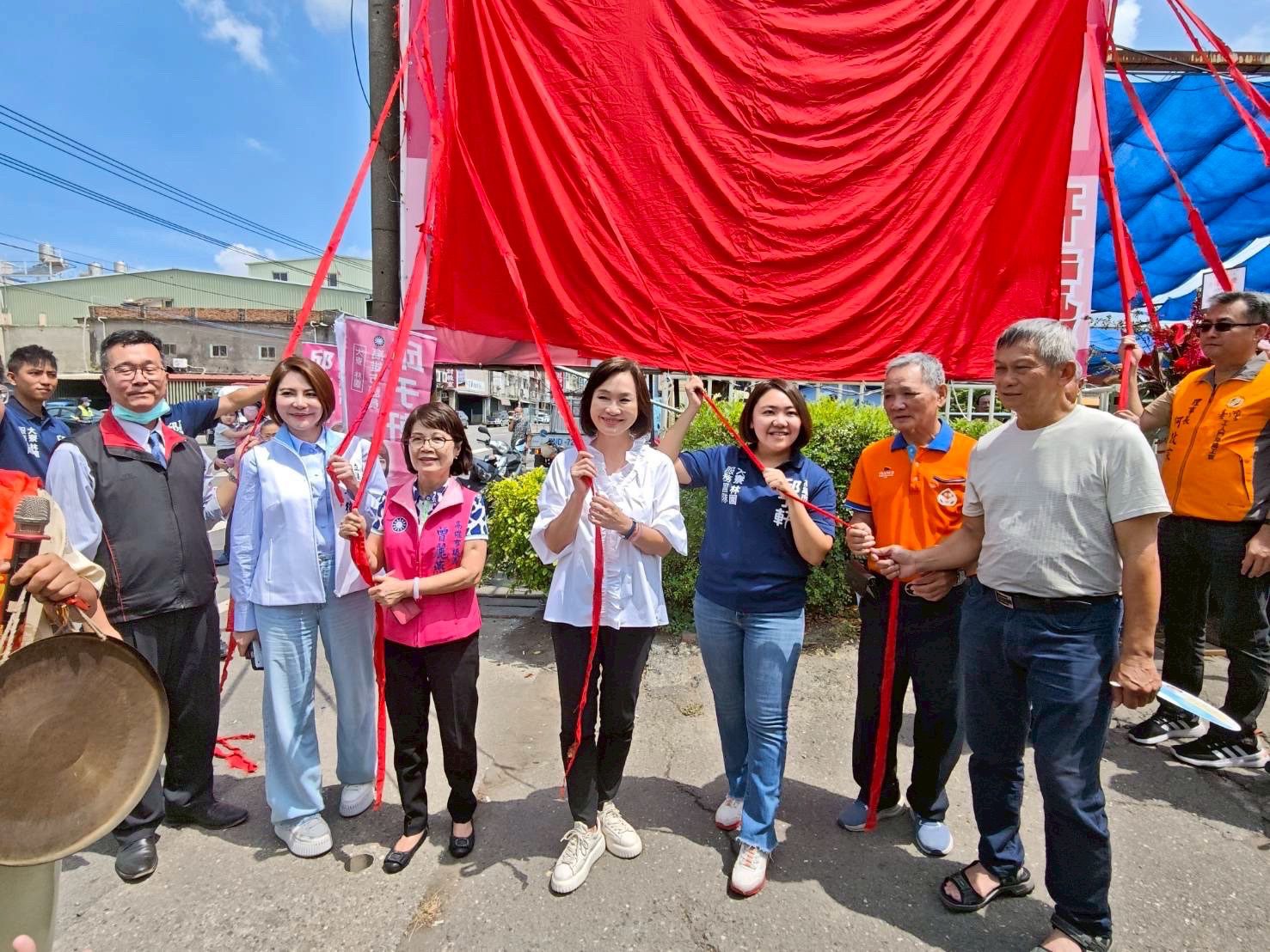 柯志恩邱于軒聯合服務處揭牌啟用  百位鄉親、工會理事長出席祝賀