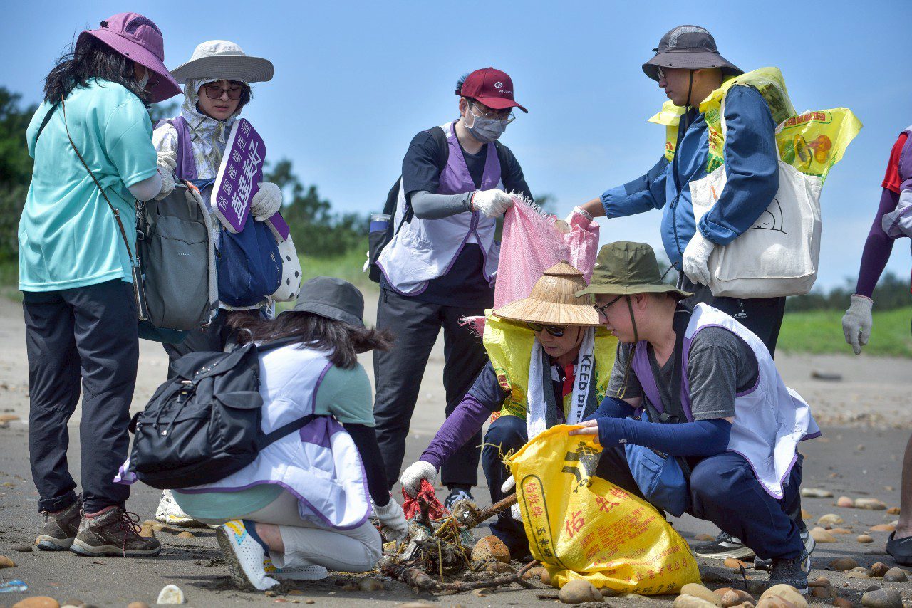 桃捷落實環保永續理念 攜手員工淨灘、體驗石滬匠師寓教於樂 桃捷落實環保永續理念 攜手員工淨灘、體驗石滬匠師寓教於樂