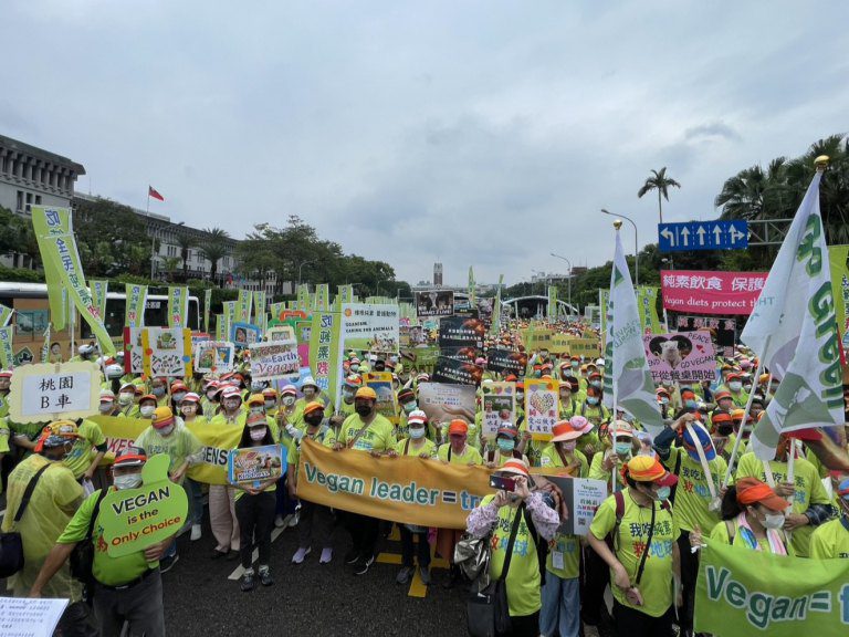 逾二千民眾上街遊行凱道靜坐 要求政府即刻採行純素飲食政策守護台灣 逾二千民眾上街遊行凱道靜坐 要求政府即刻採行純素飲食政策守護台灣