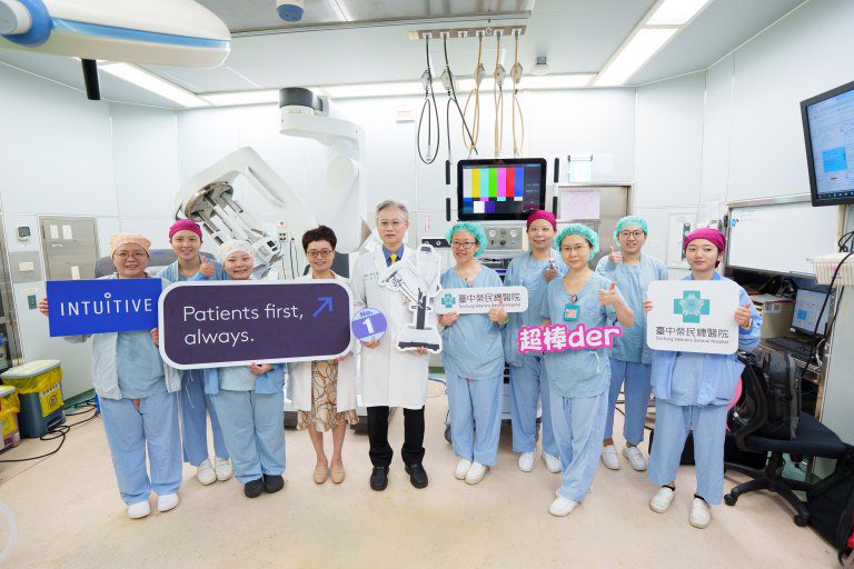 台中榮總領先引進達文西單孔SP系統 為兩病患成功切除攝護腺癌 台中榮總領先引進達文西單孔SP系統 為兩病患成功切除攝護腺癌