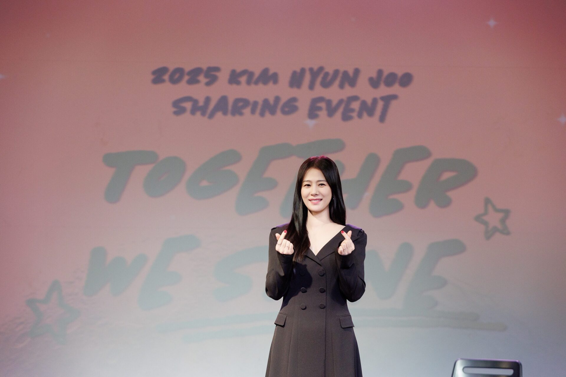 金賢珠當「愛心郵差」感謝心意獻台粉　首次公開演唱展現天籟美嗓