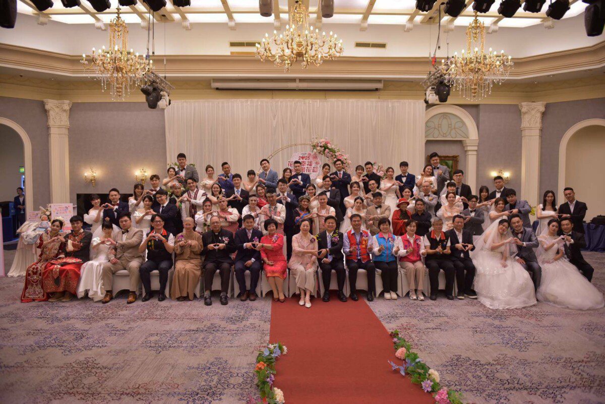 繁花盛開 百花齊放 花蓮縣春季集團結婚 縣長徐榛蔚為31對新人證婚獻上祝福