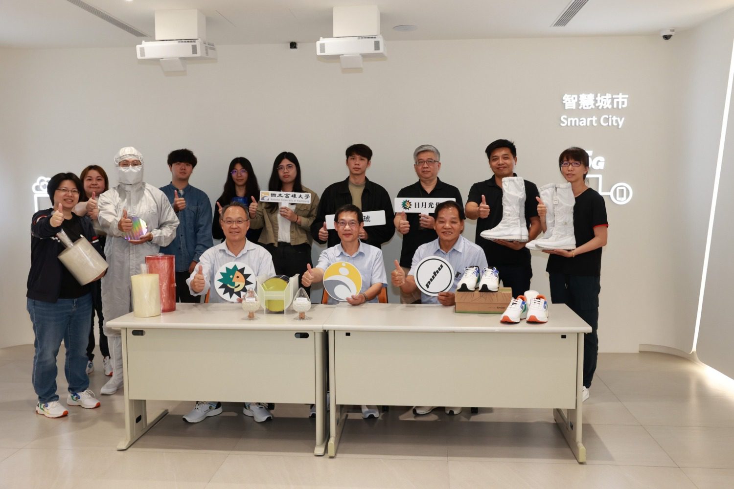 高雄大學攜手日月光、彪琥鞋業 廢膠帶變身抗靜電鞋大底創新突破 高雄大學攜手日月光、彪琥鞋業 廢膠帶變身抗靜電鞋大底創新突破