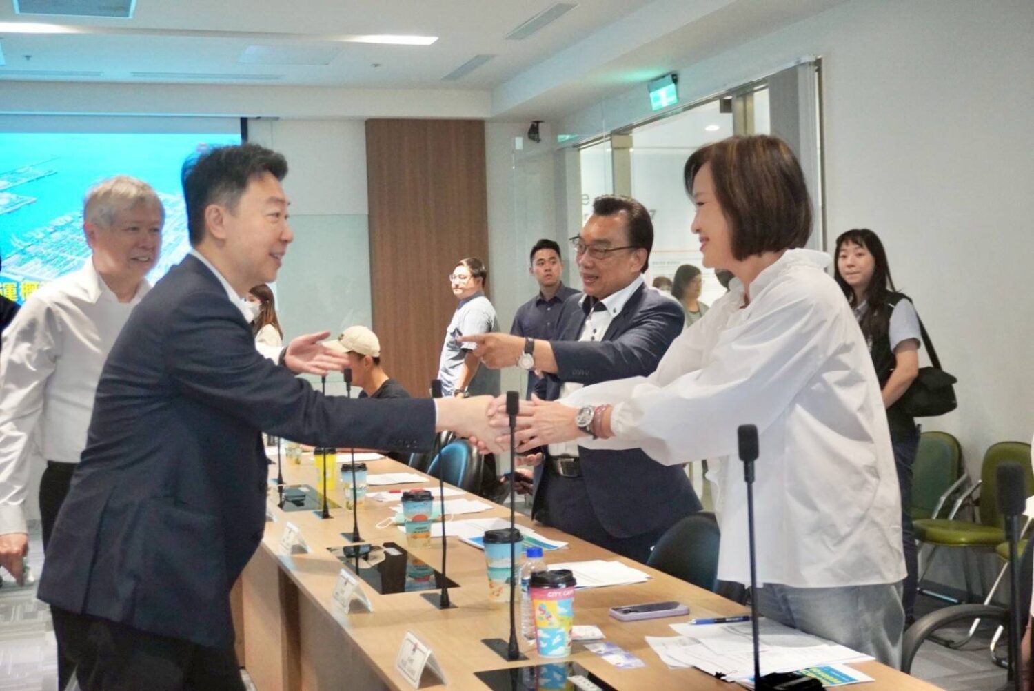 立院交委會考察高港 柯志恩籲解決貨櫃車塞車及停車問題