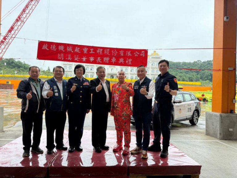 啟德機械起重工程董事長胡漢龑捐贈警用巡邏車回饋社會