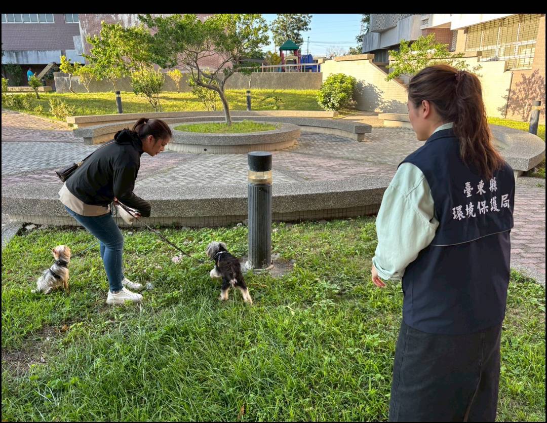 繫妥狗繩 帶上狗便撿拾器 隨手清狗便  共同維護臺東的好環境