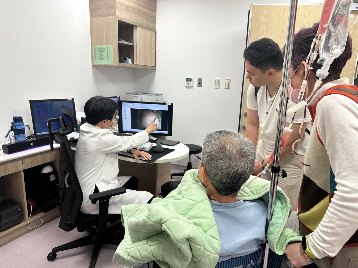 南台灣婦科達文西權威張裕醫師 微創科技突破大型卵巢腫瘤手術極限 南台灣婦科達文西權威張裕醫師 微創科技突破大型卵巢腫瘤手術極限