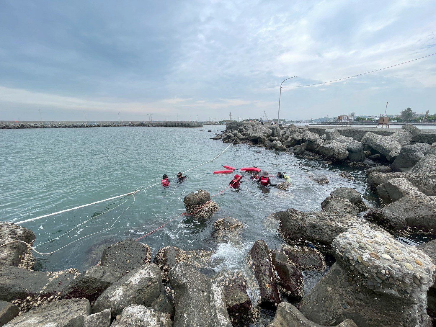 高科大台17漁村實踐計畫第四期前進至彌陀梓官 學童水下參與海洋保育觀測 高科大台17漁村實踐計畫第四期前進至彌陀梓官 學童水下參與海洋保育觀測