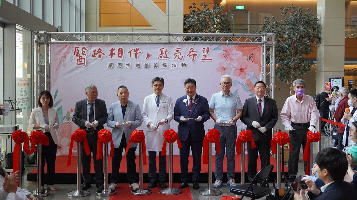 亞東醫院設立感恩牆 向捐款者致敬 傳遞醫療希望 亞東醫院設立感恩牆 向捐款者致敬 傳遞醫療希望