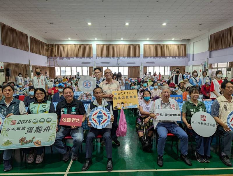 台電高雄區處端午送暖!邀91歲阿嬤畫龍舟 台電高雄區處端午送暖!邀91歲阿嬤畫龍舟