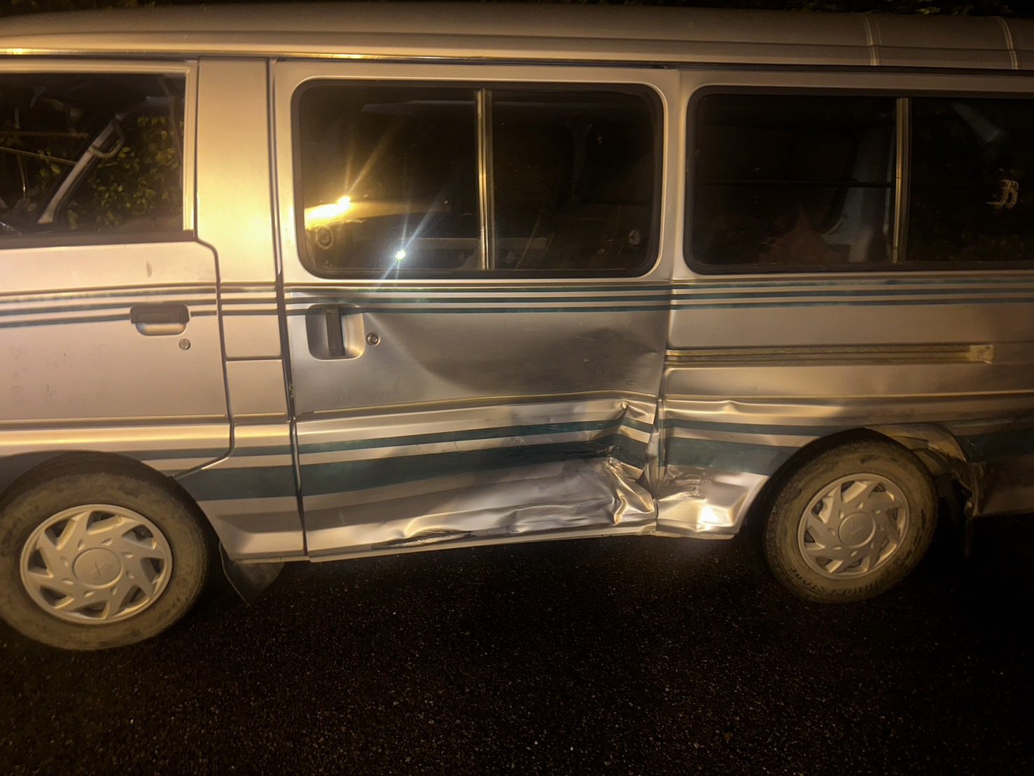 疑變換車道不當！小客車失控「內側滑到最外側」慘撞