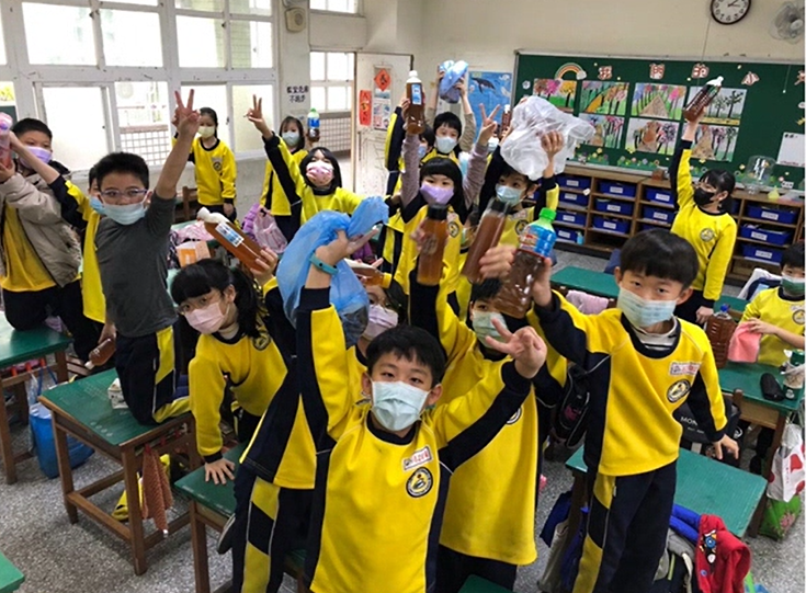 桃園自強國小環境教育融入日常 學童自製橘子皮清潔酵素