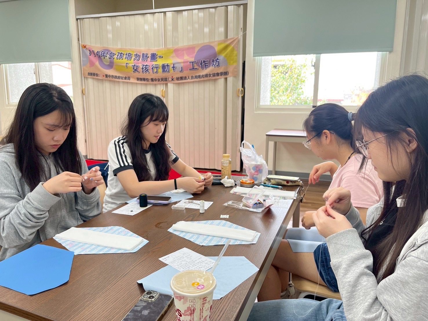 月經平權護健康　台中女孩手作布衛生棉送愛到非洲