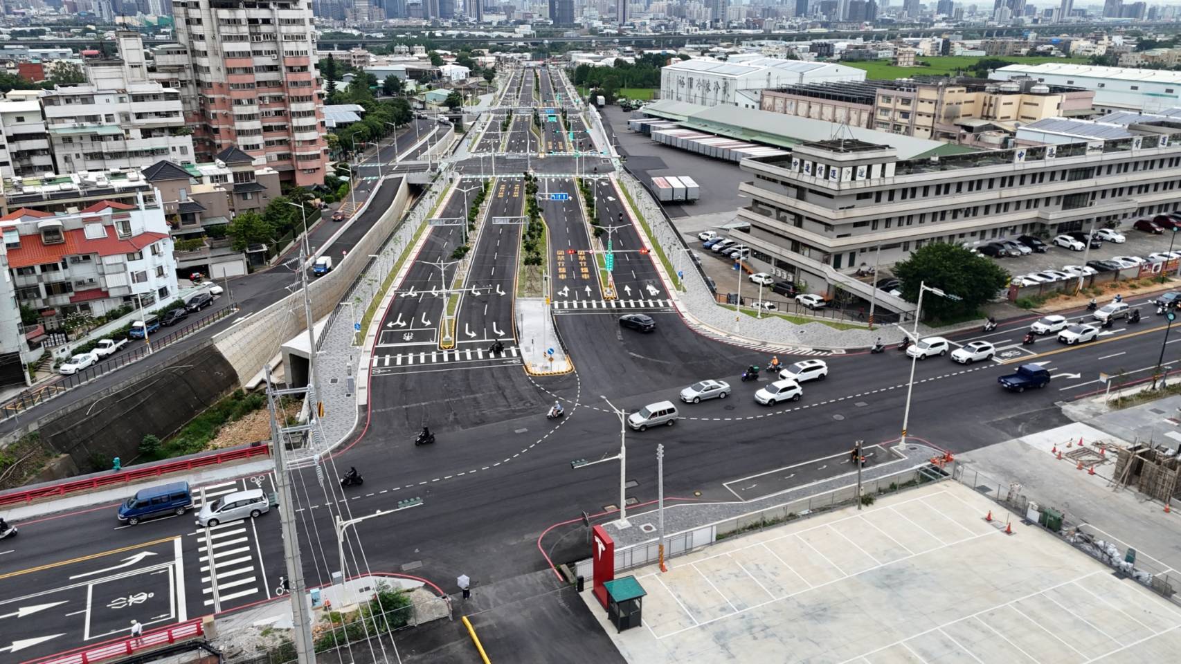 「市政路延伸」受矚通車上班首日湧車潮 中市多面向優化已恢復順暢 「市政路延伸」受矚通車上班首日湧車潮 中市多面向優化已恢復順暢