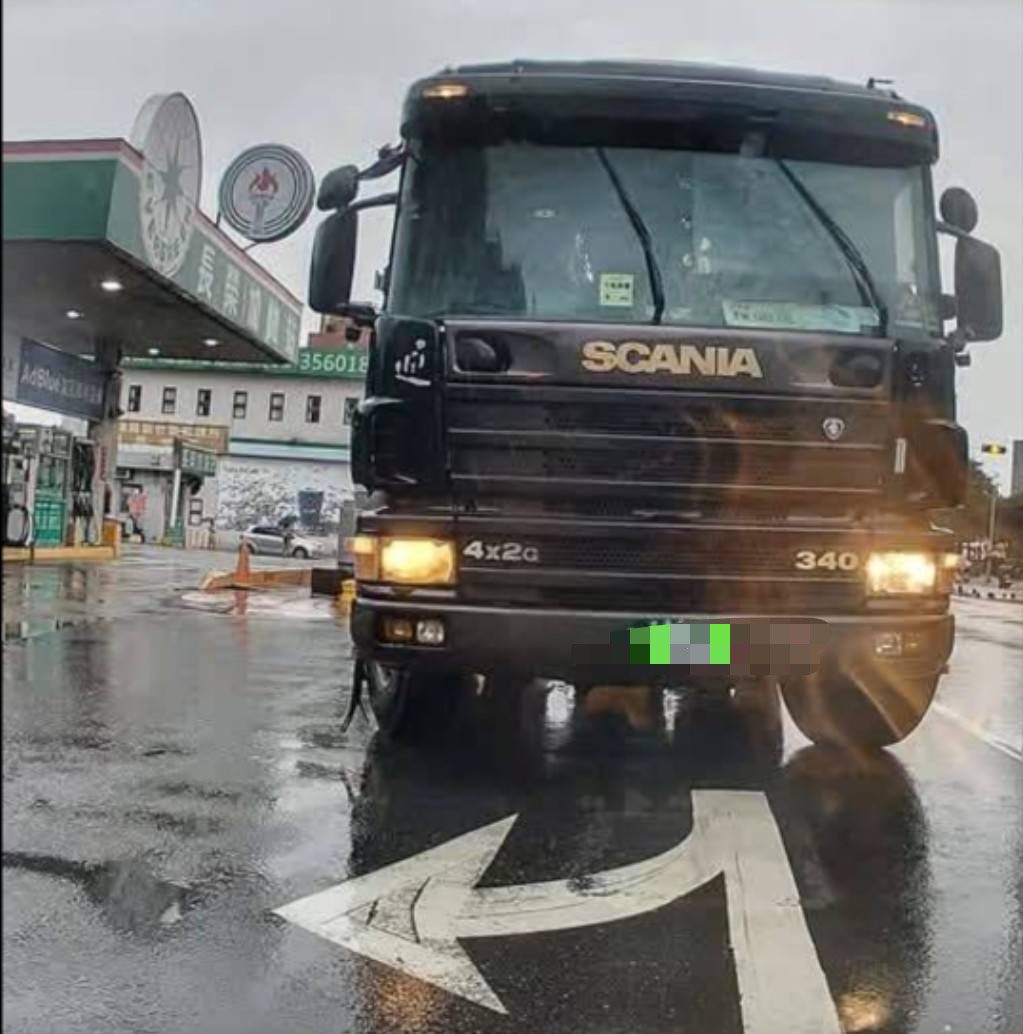 太誇張!聯結車違停買檳榔還闖紅燈 遭路人直擊拍下PO網 太誇張!聯結車違停買檳榔還闖紅燈 遭路人直擊拍下PO網