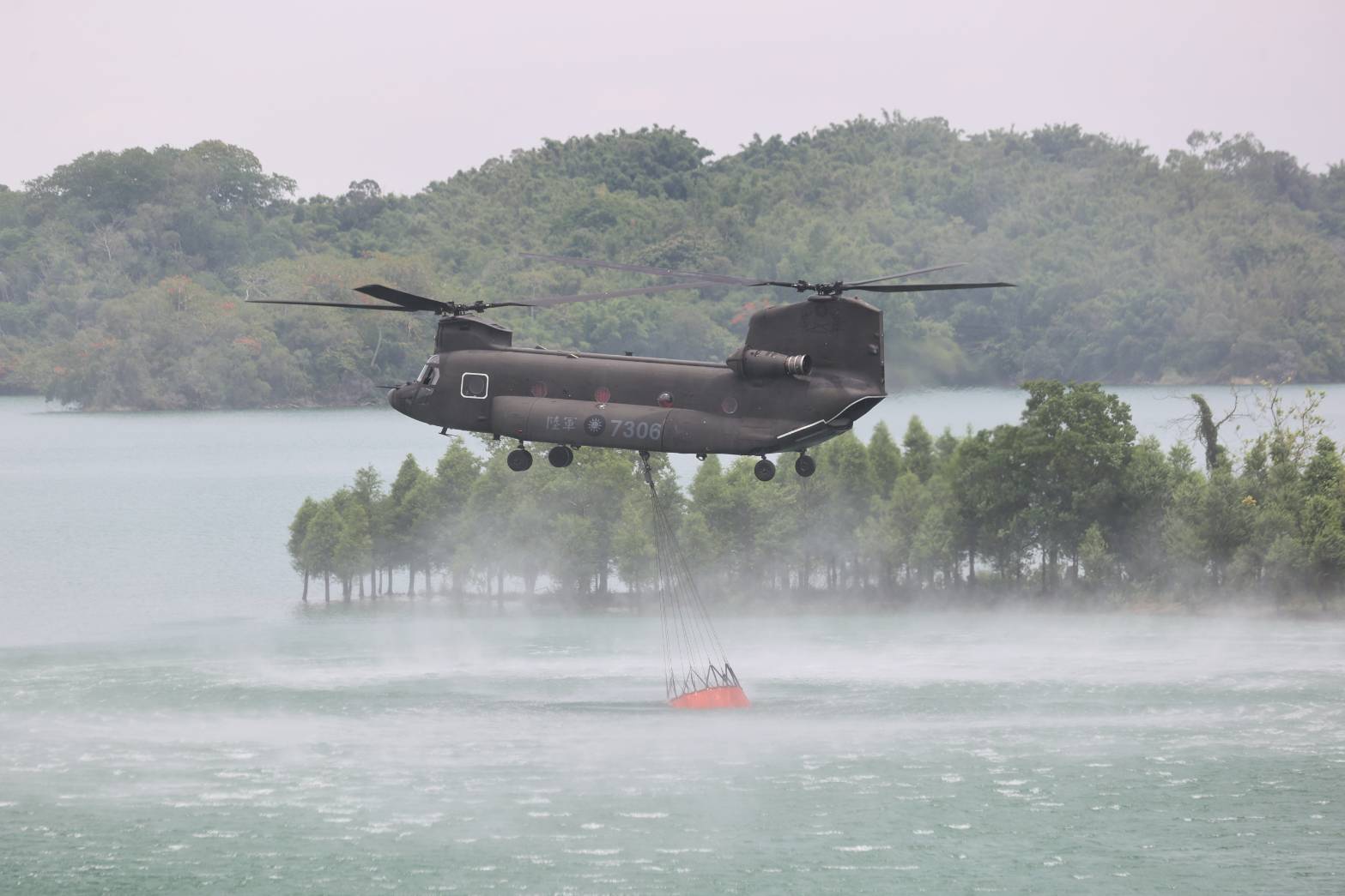 影/陸軍飛訓部出動CH-47SD直升機 烏山頭水庫演練吊掛灑水 影/陸軍飛訓部出動CH-47SD直升機 烏山頭水庫演練吊掛灑水
