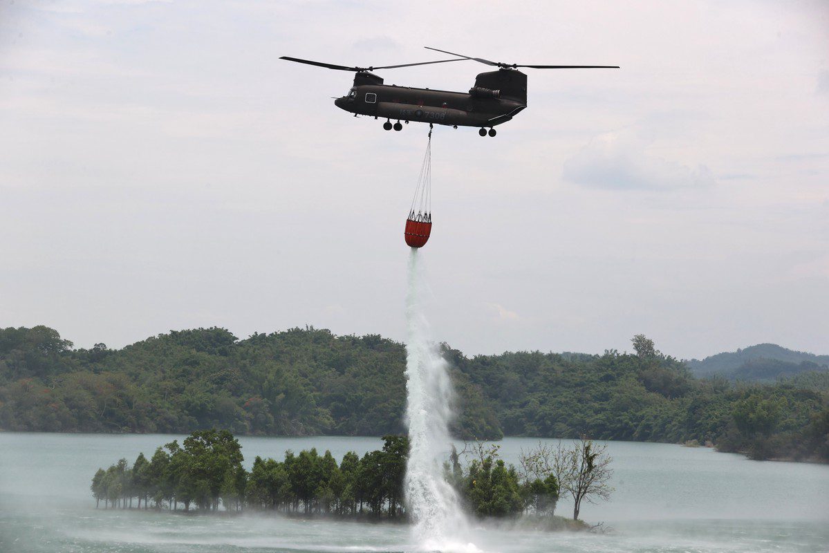 影/陸軍飛訓部CH-47SD直升機 烏山頭水庫演練吊掛灑水 影/陸軍飛訓部CH-47SD直升機 烏山頭水庫演練吊掛灑水