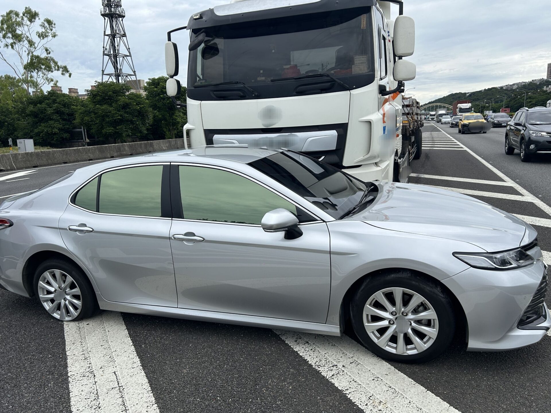 國1半聯結車變換車道釀禍！轎車慘遭「推著走」