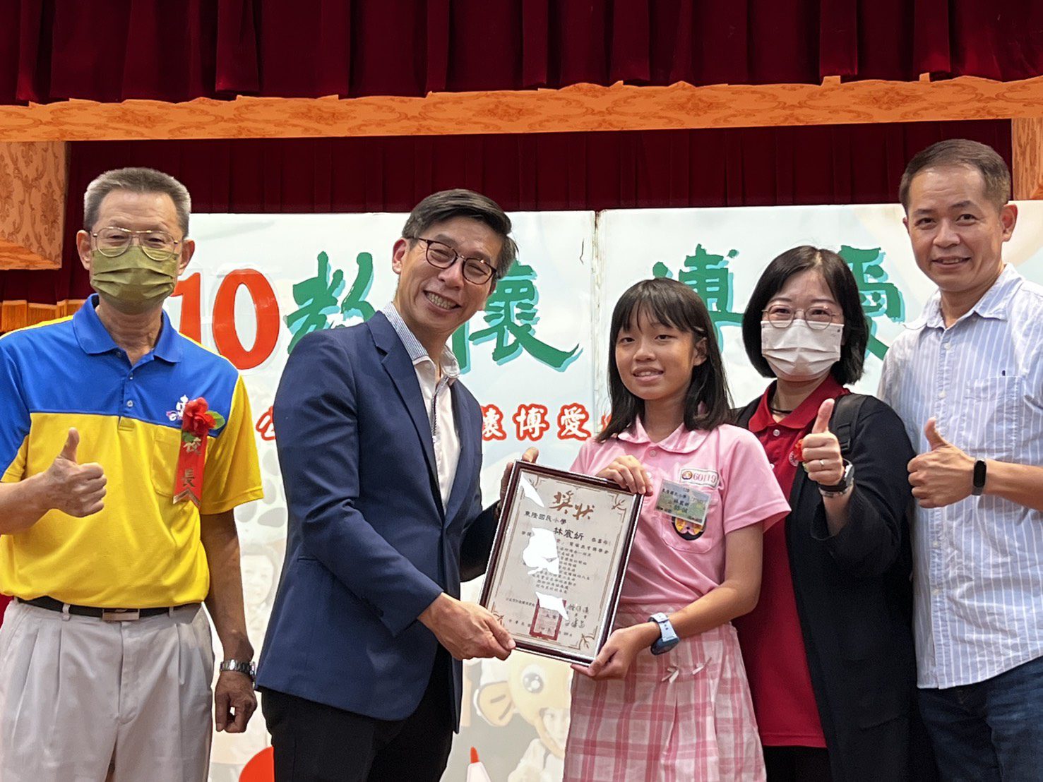 鍾佳濱捐出選舉補助款獻愛心,教懷博愛十年有成 鍾佳濱捐出選舉補助款獻愛心,教懷博愛十年有成
