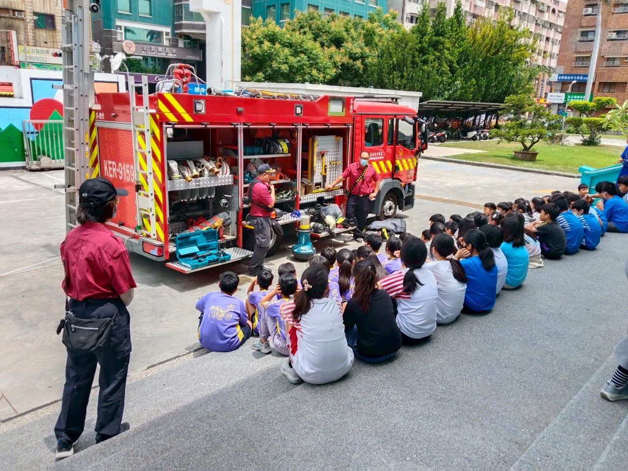 提升防火意識 高雄消防第一大隊前進校園辦理消防體驗活動 提升防火意識 高雄消防第一大隊前進校園辦理消防體驗活動
