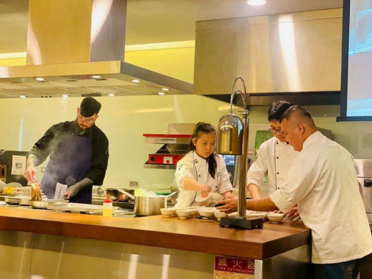 在火候與糖霜之間刻畫夢想　玄奘餐旅啟動WCC國際賽備戰計畫