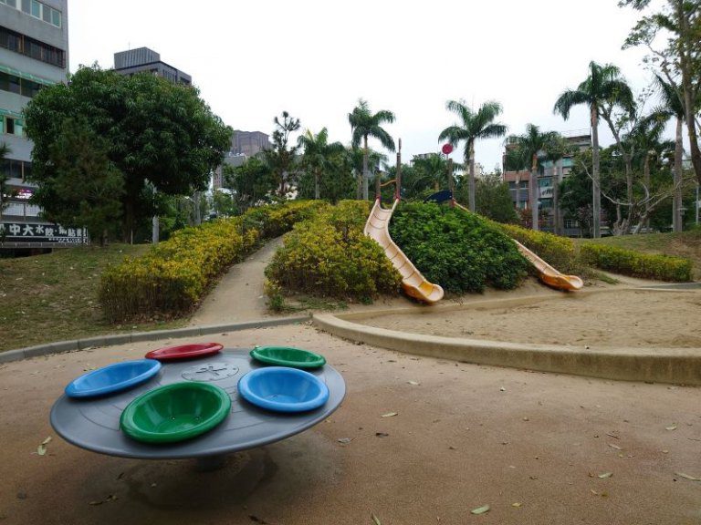 精進市容、指標優化、十八尖山步道刨鋪、推動公園智慧管理 精進市容、指標優化、十八尖山步道刨鋪、推動公園智慧管理