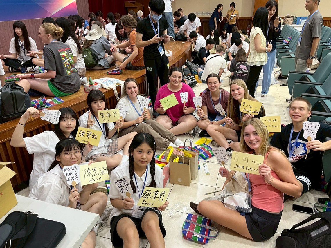 漾新聞|書法香包拉近距離!楠梓高中與美國師生共度端午 漾新聞|書法香包拉近距離!楠梓高中與美國師生共度端午