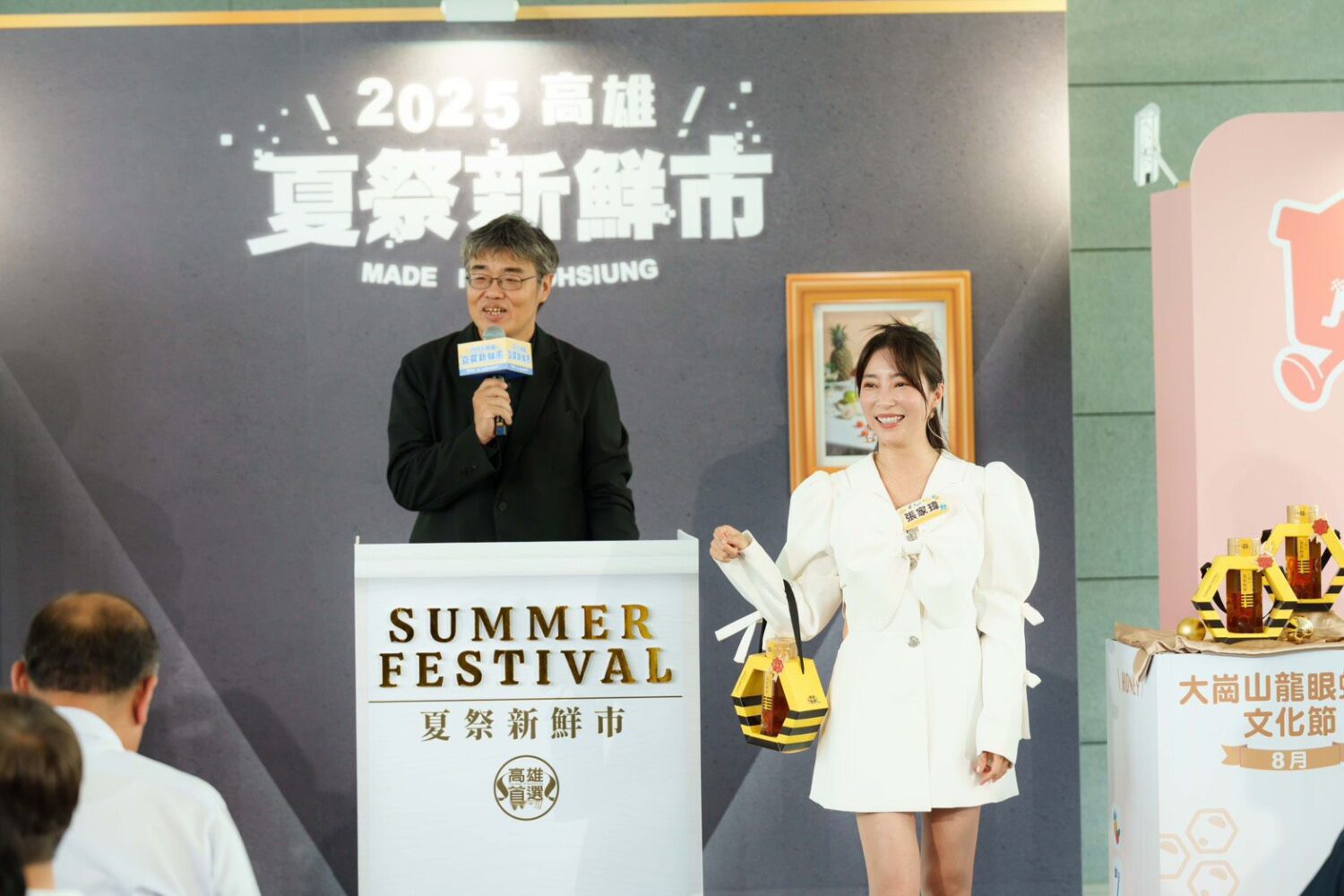 2025高雄夏祭新鮮市美味登場 副市長李懷仁化身帥氣拍賣官 百件水果藝術品搶競標 2025高雄夏祭新鮮市美味登場 副市長李懷仁化身帥氣拍賣官 百件水果藝術品搶競標