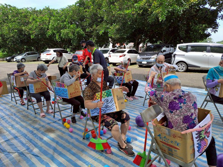 彰化榮家日照中心長輩歡騰迎端午 陸上彩球龍舟競賽樂開懷 彰化榮家日照中心長輩歡騰迎端午 陸上彩球龍舟競賽樂開懷