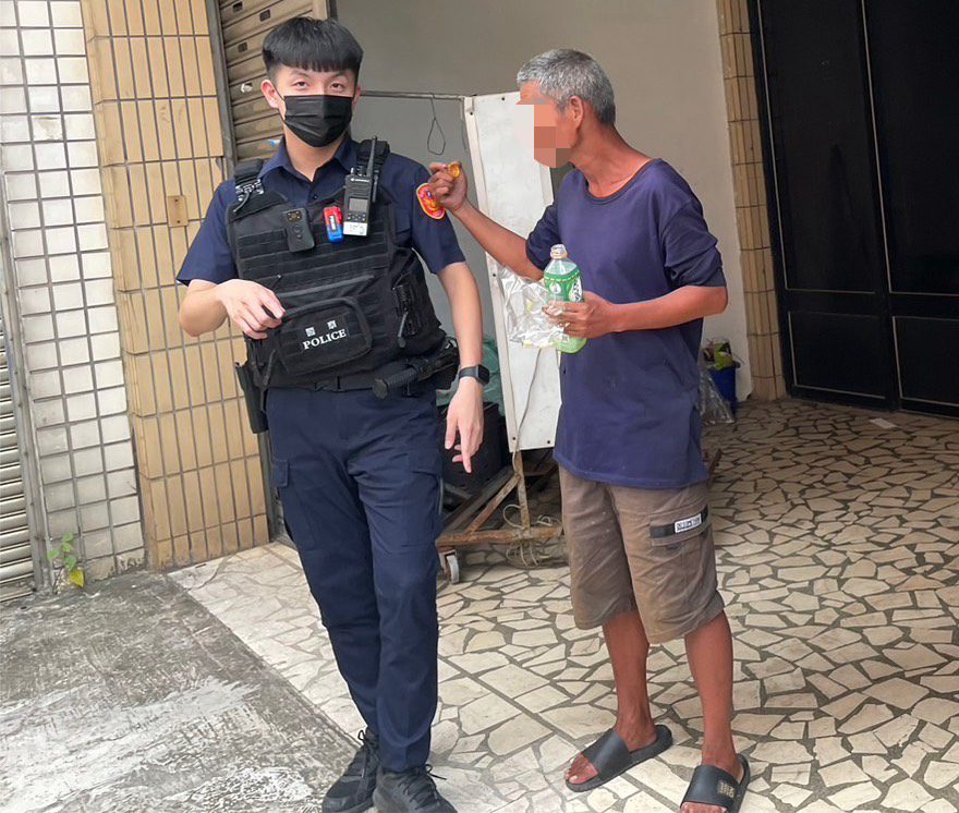 失智翁路邊徘徊 楊梅警及時伸援