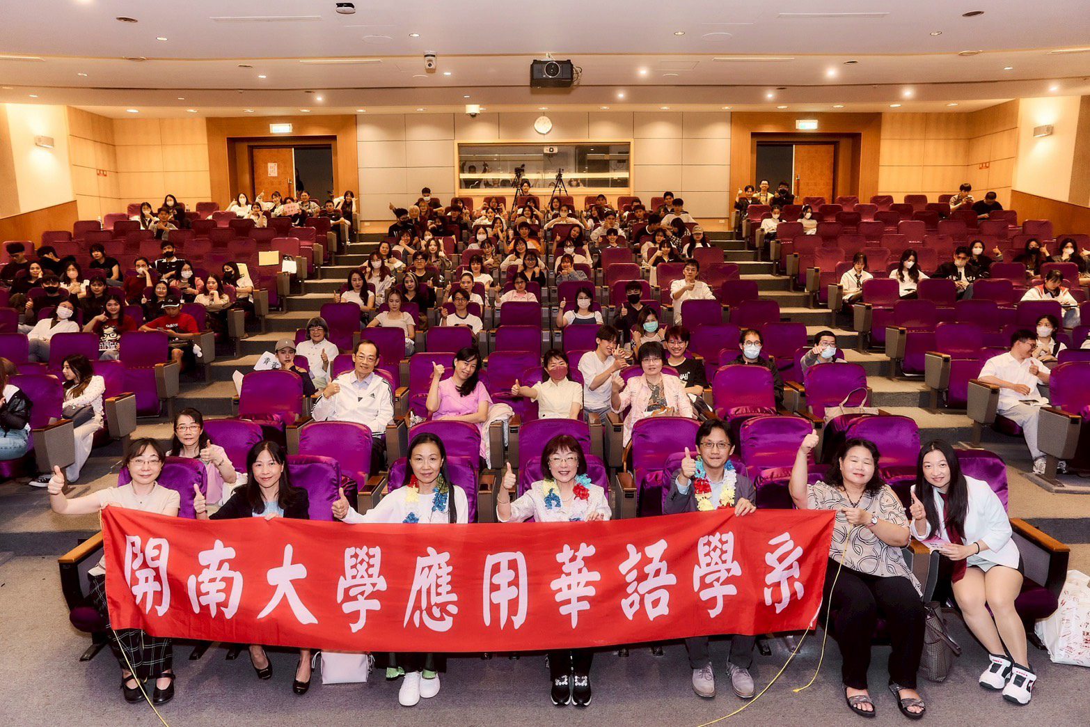 開南大學應華系外籍生自編自演畢業戲劇 精彩演出感動觀眾 開南大學應華系外籍生自編自演畢業戲劇 精彩演出感動觀眾